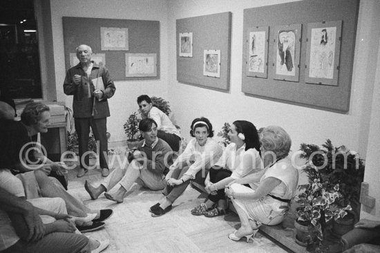 Pablo Picasso, Louise Leiris, Claude Picasso, Catherine ("Cathy") Hutin, Jacqueline, Suzanne Ramié. Exposition "Les Déjeuners". Dessins Originaux de Pablo Picasso, Galerie Madoura. Cannes 1962. - Photo by Edward Quinn