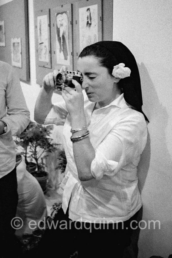 Jacqueline takres photos with (Claude\'s ?) Leica. Exhibition "Les Déjeuners". Dessins originaux de Pablo Picasso, Galerie Madoura. Cannes 1962. - Photo by Edward Quinn