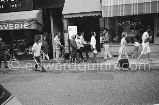 Claude Picasso, Catherine Hutin, Paulo Picasso, Pablo Picasso, Jacqueline. Cannes, Rue d\'Antibes 1962. - Photo by Edward Quinn