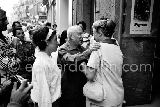 Pablo Picasso, Hélène Parmelin and Catherine Hutin. Galerie Cavalero, Exhibition "Pignon. Gouaches, aquarelles". 4.-25.8.1962. - Photo by Edward Quinn