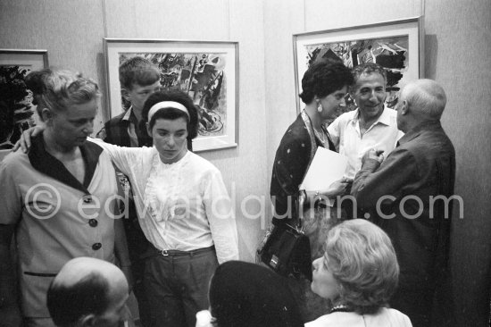 From left: Hélène Parmelin, Catherine Hutin, Soshana Afroyim (Austrian painter), André Verdet, Pablo Picasso, sitting Suzanne Ramié. Galerie Cavalero, Exhibition "Pignon. Gouaches, aquarelles". 4.-25.8.1962. - Photo by Edward Quinn