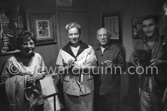 Hélène Parmelin and Picasso. Soshana Afroyim\'s exhibition in the Château Grimaldi in Antibes, France, 1962. - Photo by Edward Quinn