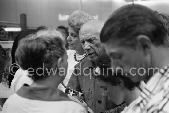 Pablo Picasso speaking with Hélène Parmelin. Paulo Picasso, Suzanne Ramié. Galerie Cavalero. Exhibition "Pignon. Gouaches, aquarelles". 4.-25.8.1962. - Photo by Edward Quinn