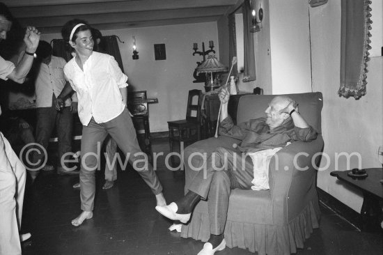 Pablo Picasso watching Cathérine Hutin dancing the "Twist". Twist party in a restaurant. Mougins 1962. - Photo by Edward Quinn