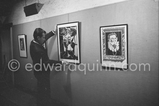 Hidalgo Arnéra. Exposition "Pablo Picasso, linographies originales". Madoura, Vallauris 1963. - Photo by Edward Quinn