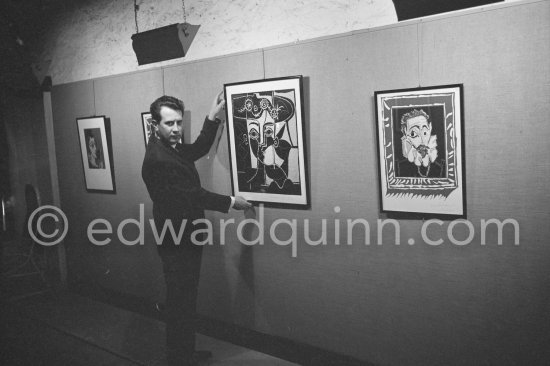 Hidalgo Arnéra. Arnéra Exposition "Pablo Picasso, linographies originales". Madoura, Vallauris 1963. - Photo by Edward Quinn