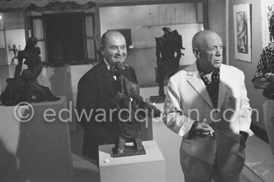 Pablo Picasso and unknown person. Opening of Zadkine exhibition at Galerie Madoura. Vallauris 1963. - Photo by Edward Quinn