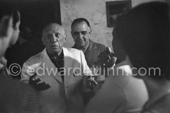 Pablo Picasso and unknown person. Opening of Zadkine exhibition at Galerie Madoura. Vallauris 1963. - Photo by Edward Quinn