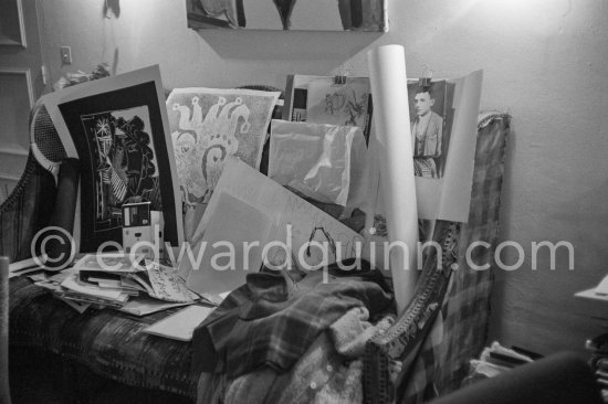 Large sofa weighed down with an array of papers, prints, tennis rackets. Mas Notre-Dame-de-Vie, Mougins 1964. - Photo by Edward Quinn