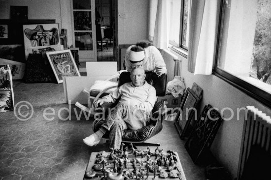 Pablo Picasso and Jacqueline in the room that became known as the viewing room. He would arrange his work so that he could see it from the living room every time he passed. He liked to bring his close friends there for a private viewing. Mas Notre-Dame-de-Vie, Mougins 1964. - Photo by Edward Quinn