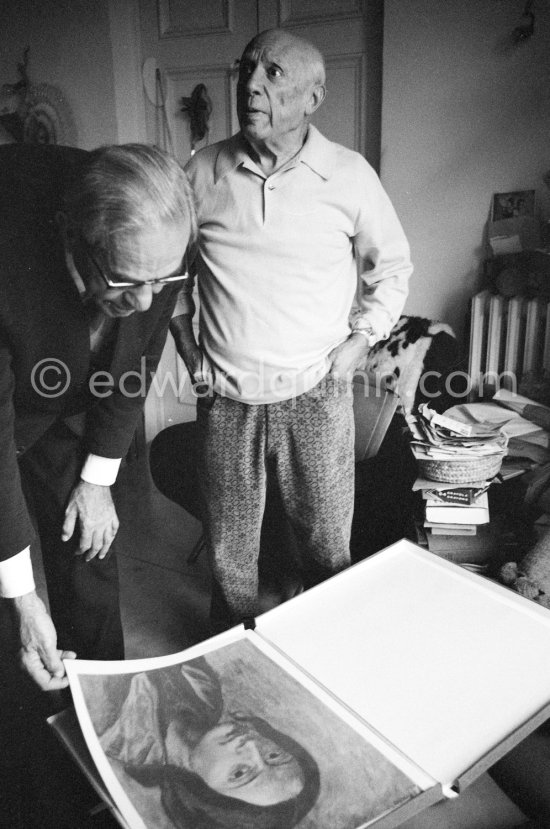 Pablo Picasso and Siegfried Rosengart viewing a portfolio with early works. Mas Notre-Dame-de-Vie, Mougins 1964. - Photo by Edward Quinn