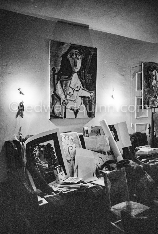 Large sofa weighed down with an array of papers, prints, tennis rackets. Mas Notre-Dame-de-Vie, Mougins 1964. - Photo by Edward Quinn