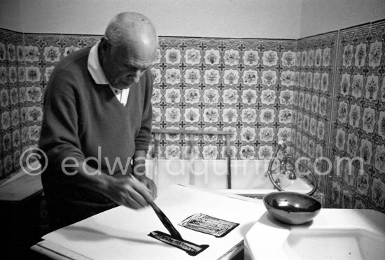 Pablo Picasso working on linogravure rehaussée, the so called épreuves rincées (rinsed proofs). Mas Notre-Dame-de-Vie, Mougins 1964. - Photo by Edward Quinn