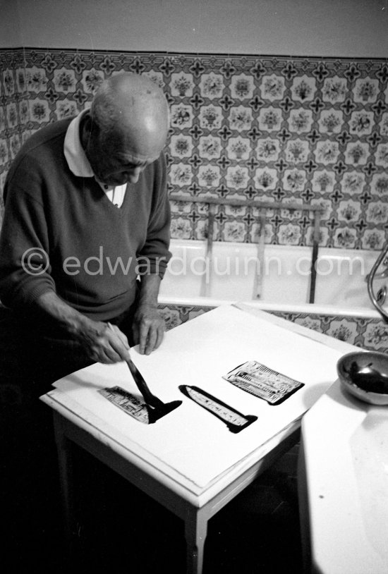 Pablo Picasso working on linogravure rehaussée, the so called épreuves rincées (rinsed proofs). Mas Notre-Dame-de-Vie, Mougins 1964. - Photo by Edward Quinn