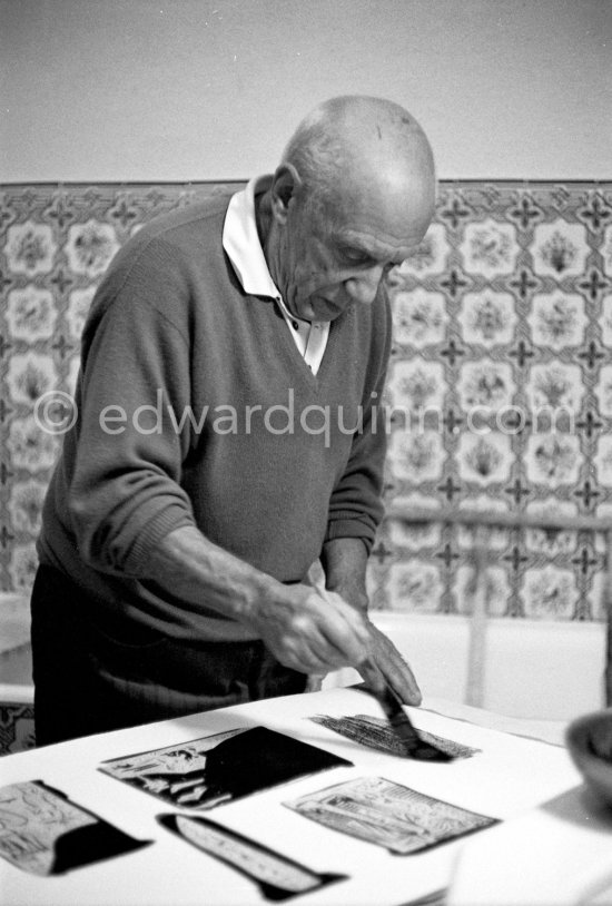 Pablo Picasso working on linogravure rehaussée, the so called épreuves rincées (rinsed proofs). Mas Notre-Dame-de-Vie, Mougins 1964. - Photo by Edward Quinn