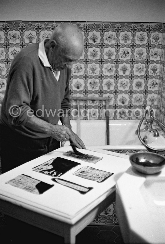 Pablo Picasso working on linogravure rehaussée, the so called épreuves rincées (rinsed proofs). Mas Notre-Dame-de-Vie, Mougins 1964. - Photo by Edward Quinn