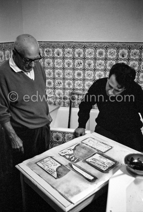 Pablo Picasso working with the help of Hidalgo Arnéra on linogravure rehaussée, the so called épreuves rincées (rinsed proofs). Mas Notre-Dame-de-Vie, Mougins 1964. - Photo by Edward Quinn