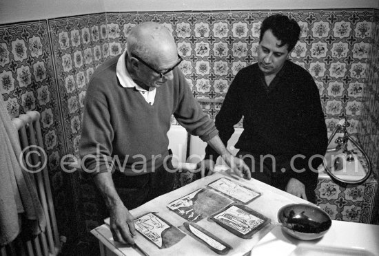 Pablo Picasso working with the help of Hidalgo Arnéra on linogravure rehaussée, the so called épreuves rincées (rinsed proofs). Mas Notre-Dame-de-Vie, Mougins 1964. - Photo by Edward Quinn