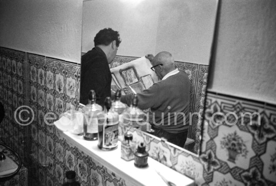 Pablo Picasso with the help of Hidalgo Arnéra working on linogravure rehaussée, the so called épreuves rincées (rinsed proofs). Mas Notre-Dame-de-Vie, Mougins 1964. - Photo by Edward Quinn