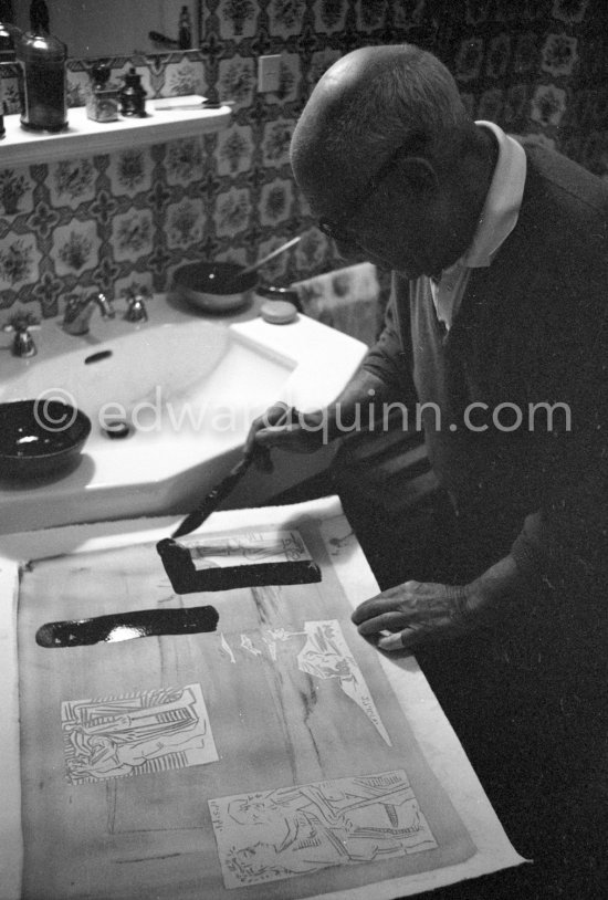 Pablo Picasso working on linogravure rehaussée, the so called épreuves rincées (rinsed proofs). Mas Notre-Dame-de-Vie, Mougins 1964. - Photo by Edward Quinn
