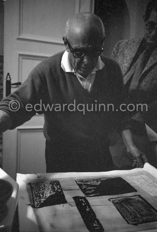Pablo Picasso working on linogravure rehaussée, the so called épreuves rincées (rinsed proofs). Roland Penrose in the background. Mas Notre-Dame-de-Vie, Mougins 1964. - Photo by Edward Quinn