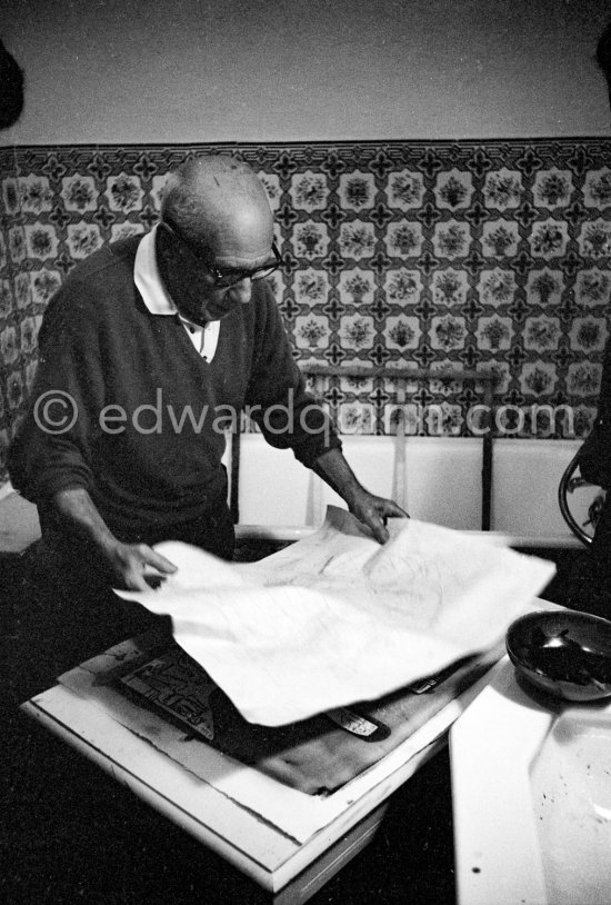 Pablo Picasso working on linogravure rehaussée, the so called épreuves rincées (rinsed proofs). Mas Notre-Dame-de-Vie, Mougins 1964. - Photo by Edward Quinn
