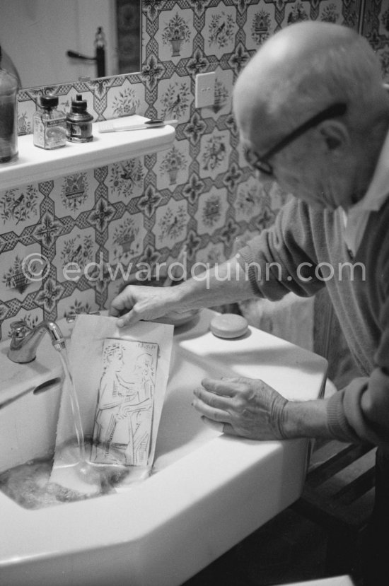 Pablo Picasso washing a linocut print to remove surplus ink. Mas Notre-Dame-de-Vie, Mougins 1964. - Photo by Edward Quinn