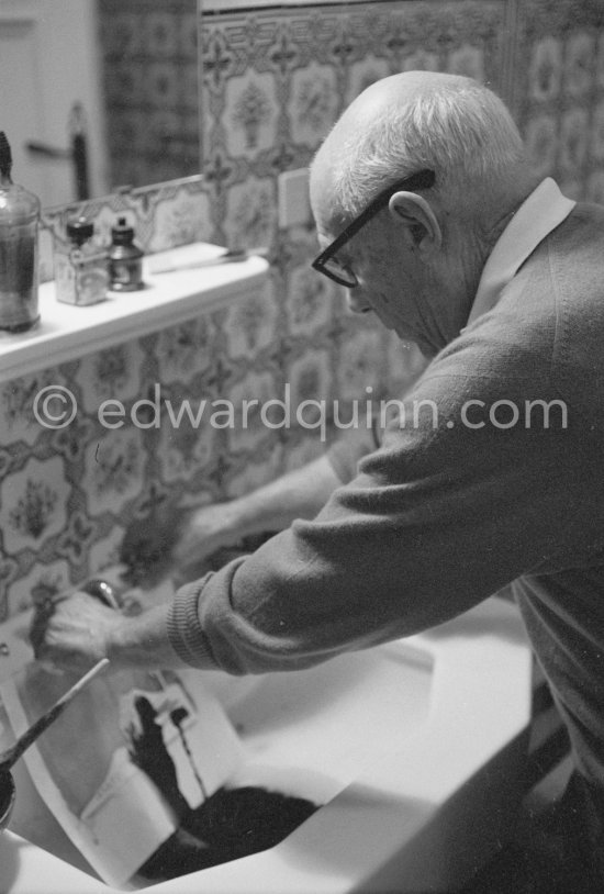 Pablo Picasso washing a linocut print to remove surplus ink. Mas Notre-Dame-de-Vie, Mougins 1964. - Photo by Edward Quinn