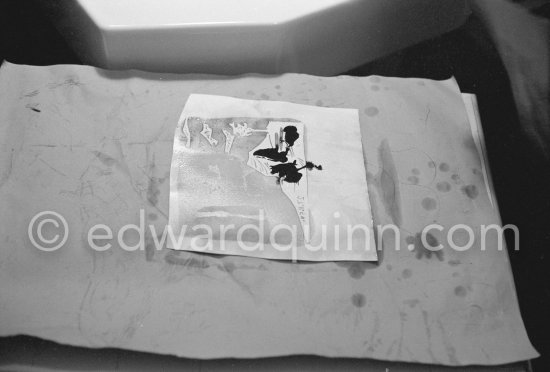 Pablo Picasso working on linogravure rehaussée, the so called épreuves rincées (rinsed proofs). Mas Notre-Dame-de-Vie, Mougins 1964. - Photo by Edward Quinn
