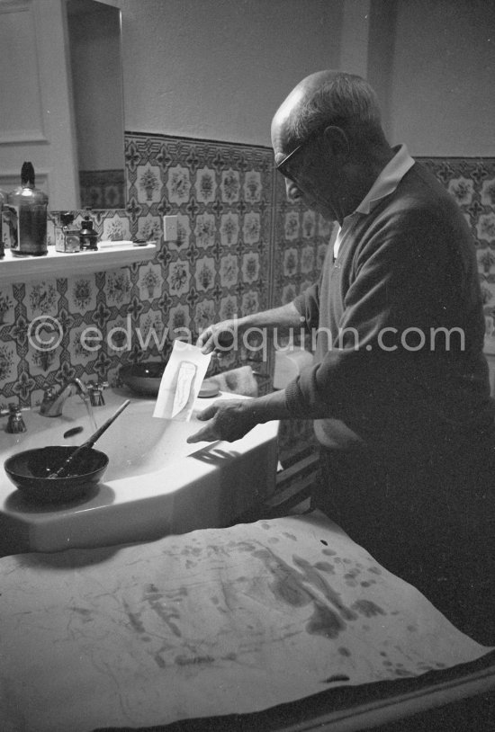 Pablo Picasso washing a linocut print to remove surplus ink. Mas Notre-Dame-de-Vie, Mougins 1964. - Photo by Edward Quinn