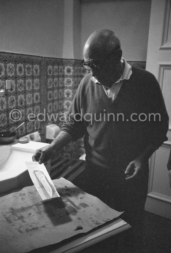 Pablo Picasso working on linogravure rehaussée, the so called épreuves rincées (rinsed proofs). Mas Notre-Dame-de-Vie, Mougins 1964. - Photo by Edward Quinn