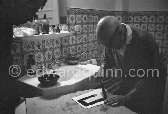 Pablo Picasso working on linogravure rehaussée, the so called épreuves rincées (rinsed proofs). Mas Notre-Dame-de-Vie, Mougins 1964. - Photo by Edward Quinn