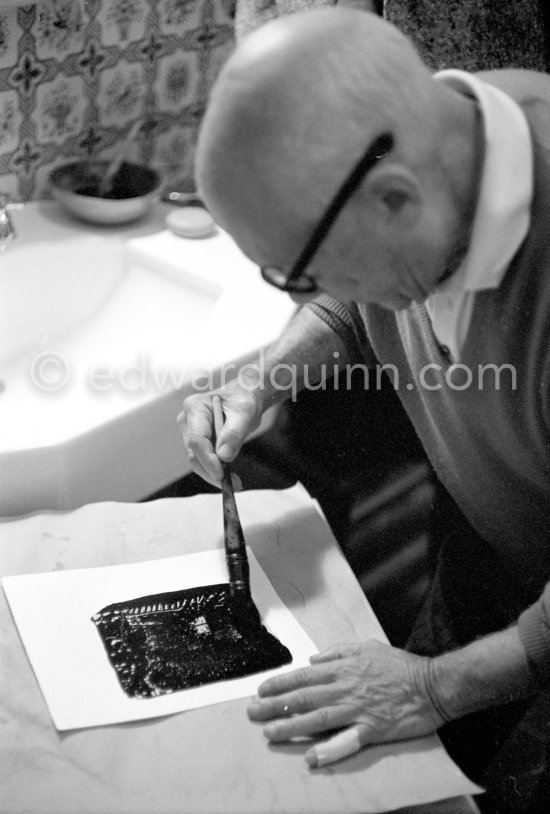 Pablo Picasso working on linogravure rehaussée, the so called épreuves rincées (rinsed proofs). Mas Notre-Dame-de-Vie, Mougins 1964. - Photo by Edward Quinn