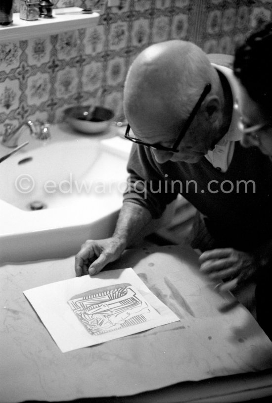 Pablo Picasso working on linogravure rehaussée, the so called épreuves rincées (rinsed proofs). Mas Notre-Dame-de-Vie, Mougins 1964. - Photo by Edward Quinn