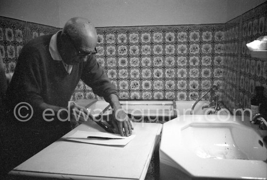 Pablo Picasso working on linogravure rehaussée, the so called épreuves rincées (rinsed proofs). Mas Notre-Dame-de-Vie, Mougins 1964. - Photo by Edward Quinn