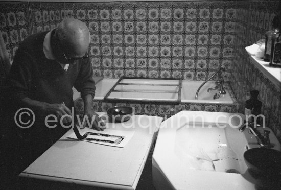 Pablo Picasso working on linogravure rehaussée, the so called épreuves rincées (rinsed proofs). Mas Notre-Dame-de-Vie, Mougins 1964. - Photo by Edward Quinn