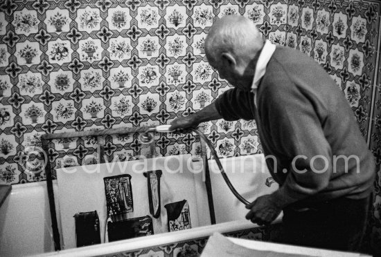 Pablo Picasso washing a linocut print to remove surplus ink. Mas Notre-Dame-de-Vie, Mougins 1964. - Photo by Edward Quinn