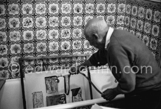 Pablo Picasso washing a linocut print to remove surplus ink. Mas Notre-Dame-de-Vie, Mougins 1964. - Photo by Edward Quinn