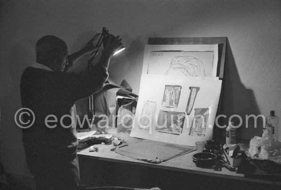 Pablo Picasso working on linogravure rehaussée, the so called épreuves rincées (rinsed proofs). Mas Notre-Dame-de-Vie, Mougins 1964. - Photo by Edward Quinn