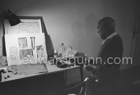 Pablo Picasso working on linogravure rehaussée, the so called épreuves rincées (rinsed proofs). Mas Notre-Dame-de-Vie, Mougins 1964. - Photo by Edward Quinn