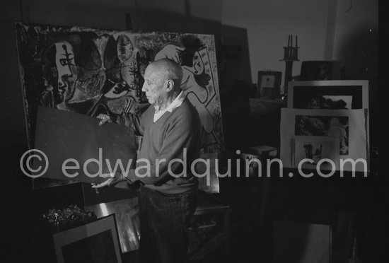 Pablo Picasso showing an engraving. Mas Notre-Dame-de-Vie, Mougins Oct. 1964. - Photo by Edward Quinn