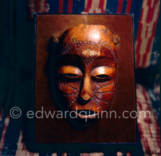 Mask idimu. La Californie, Cannes 1964. - Photo by Edward Quinn