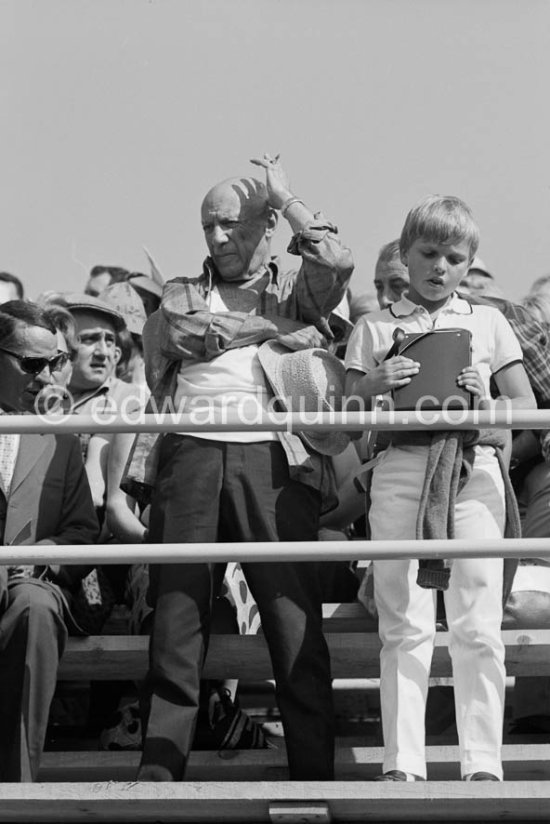 Pablo Picasso attending a bullfight. On his left Miguel Bosé, later the spanish singer, son of Luis Miguel Dominguin and Lucia Bosé. Fréjus 1965. (Photos of this bullfight in the bull ring see "Miscellaneous") - Photo by Edward Quinn