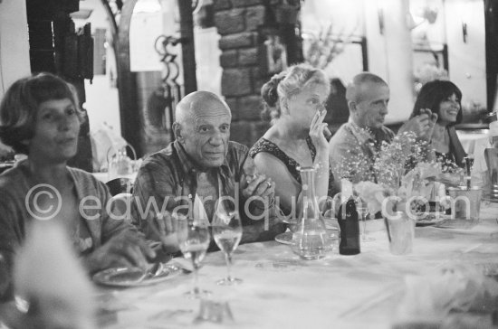 After the bullfight: from left: not yet identified lady, Pablo Picasso, Hélène Parmelin, Michel Léris. In a restaurant probably at Fréjus 1965. - Photo by Edward Quinn