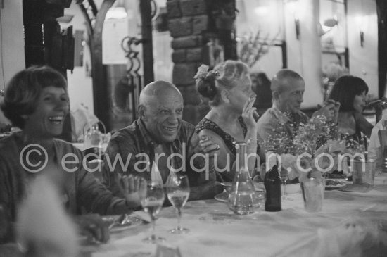 After the bullfight: from left: not yet identified lady, Pablo Picasso, Hélène Parmelin, Michel Léris. In a restaurant probably at Fréjus 1965. - Photo by Edward Quinn
