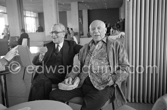 Visit of Dr. René-Albert Gutmann who recommended that Pablo Picasso had to undergo surgical intervention on his gall-bladder. Nice Airport 1965. - Photo by Edward Quinn