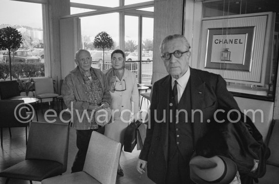 Visit of Dr. René-Albert Gutmann who recommended that Pablo Picasso had to undergo surgical intervention on his gall-bladder. Jacqueline on the left. Nice Airport 1965. - Photo by Edward Quinn