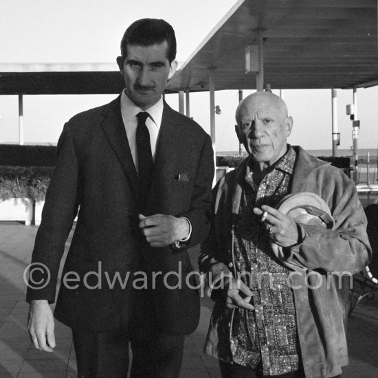 Picasso and Edward Quinn. Nice Airport 1965. Unknown photographer. - Photo by Edward Quinn