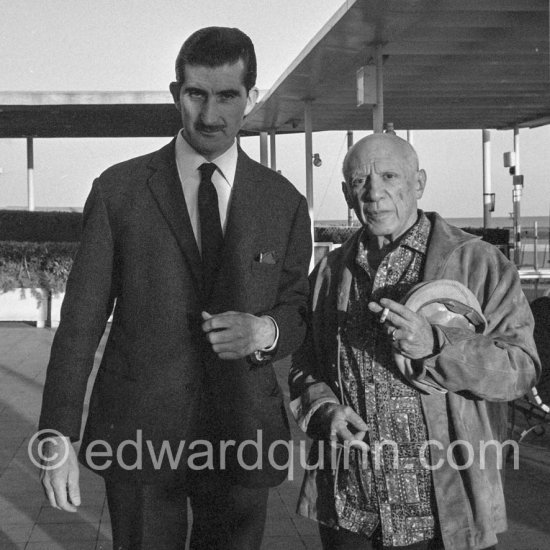 Picasso and Edward Quinn. Nice Airport 1965. Unknown photographer. - Photo by Edward Quinn