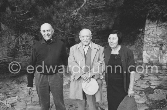 Picasso, Dr. Hepp (surgeon) and wife in the gardens of Mas Notre-Dame-de-Vie. First photos after surgery at British-American Hospital in Paris. Mougins 1965. - Photo by Edward Quinn